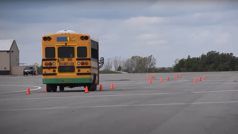 Электрический школьный автобус прошёл проверку «лосиным тестом»
