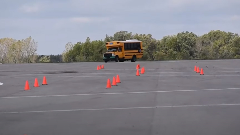Электрический школьный автобус прошёл проверку «лосиным тестом»