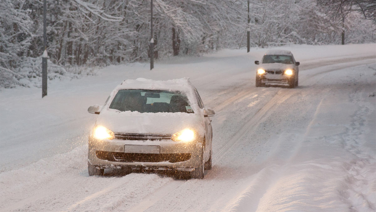 АВТОДОР напомнил россиянам, что снег на крыше автомобиля может привести к ДТП 