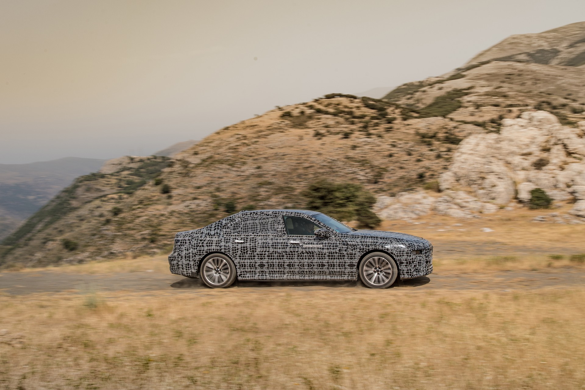 Автокомпания BMW вступила в финальную фазу испытаний нового электрического седана BMW i7