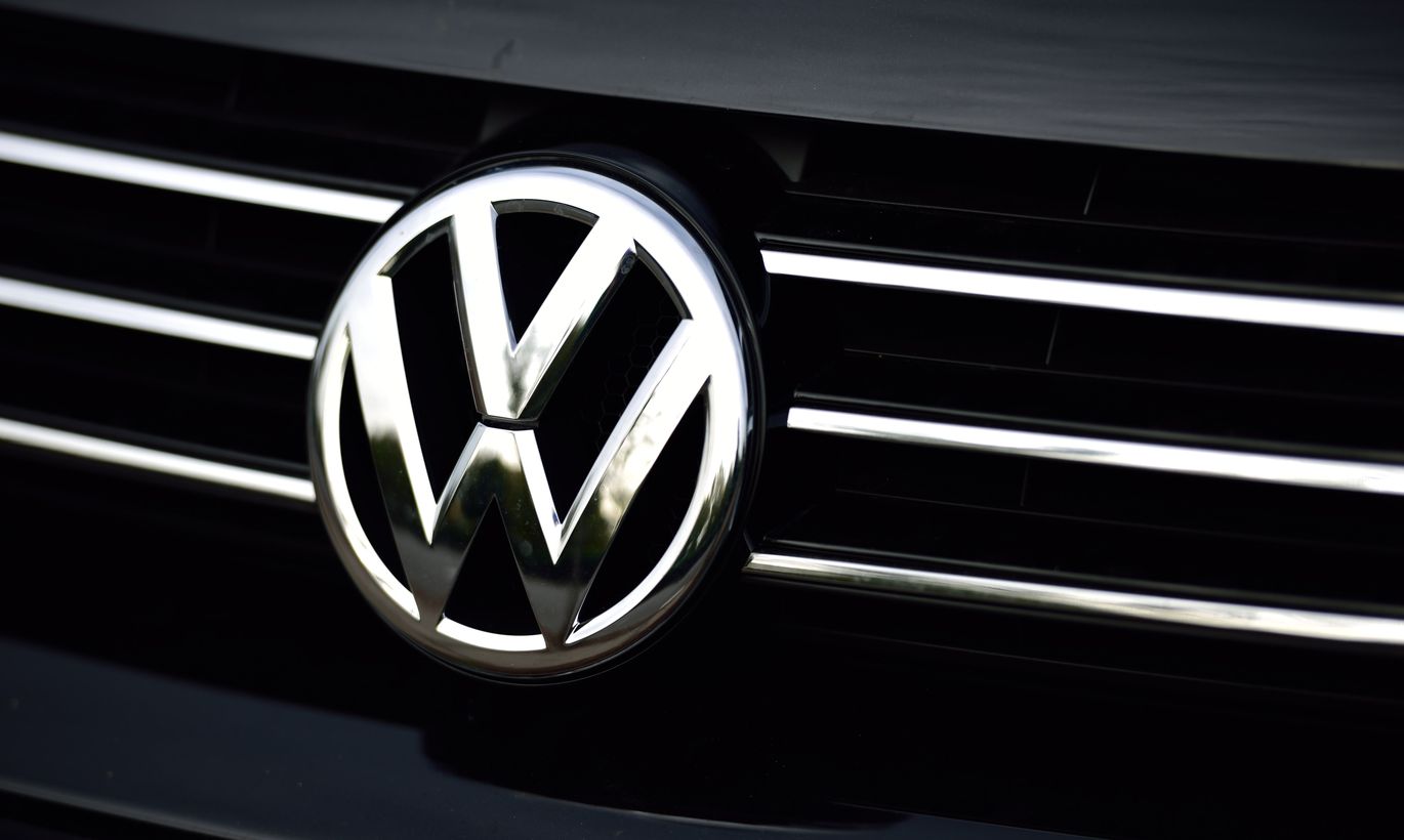 Компания Volkswagen назвала дату старта продаж нового лифтбека Lamando