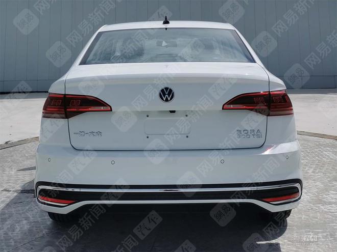 Компания Volkswagen представила обновленный седан Bora