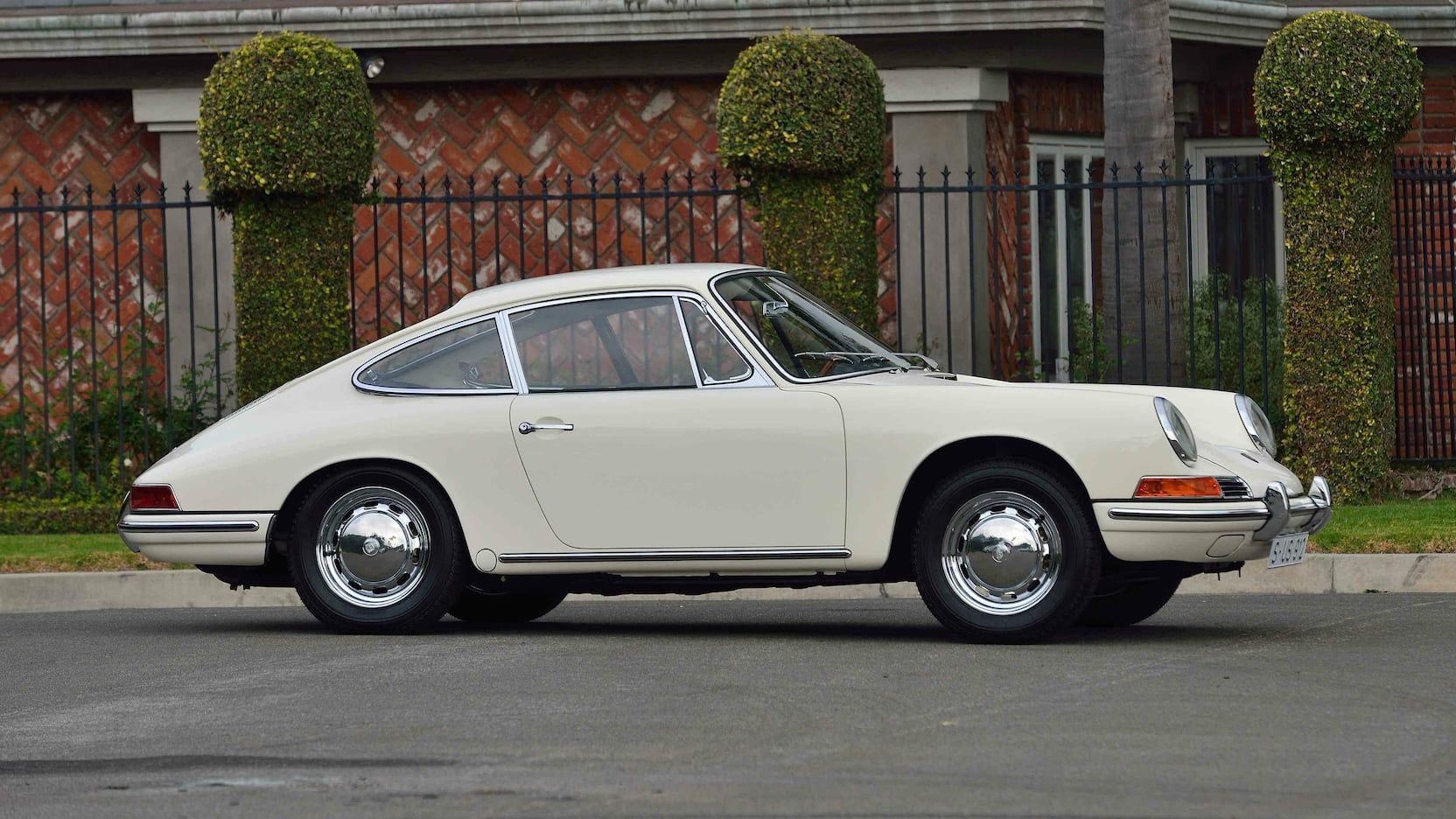 Один из двух сохранившихся Porsche 356B/912 1965 года продают за 500 тысяч долларов