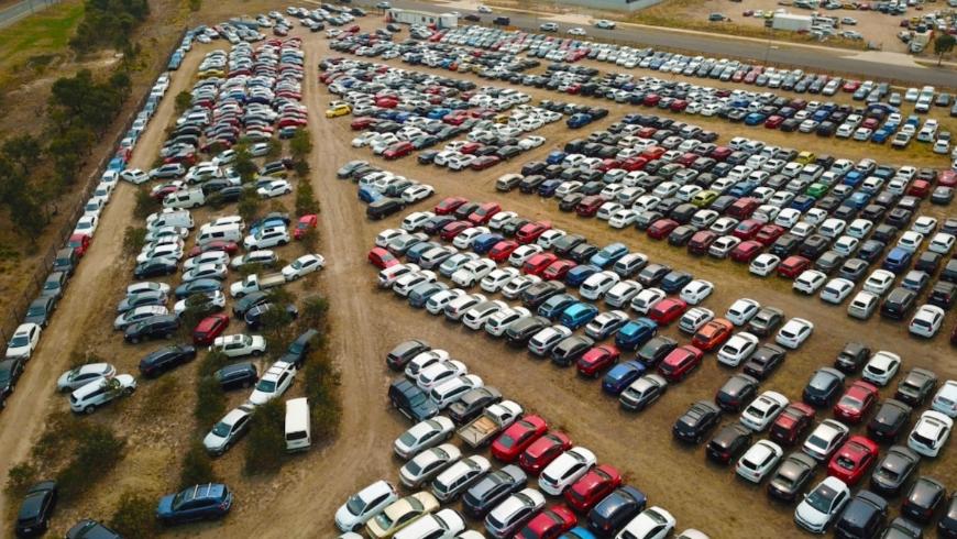 На аукционе в Австралии пытаются продать 4 000 побитых градом авто