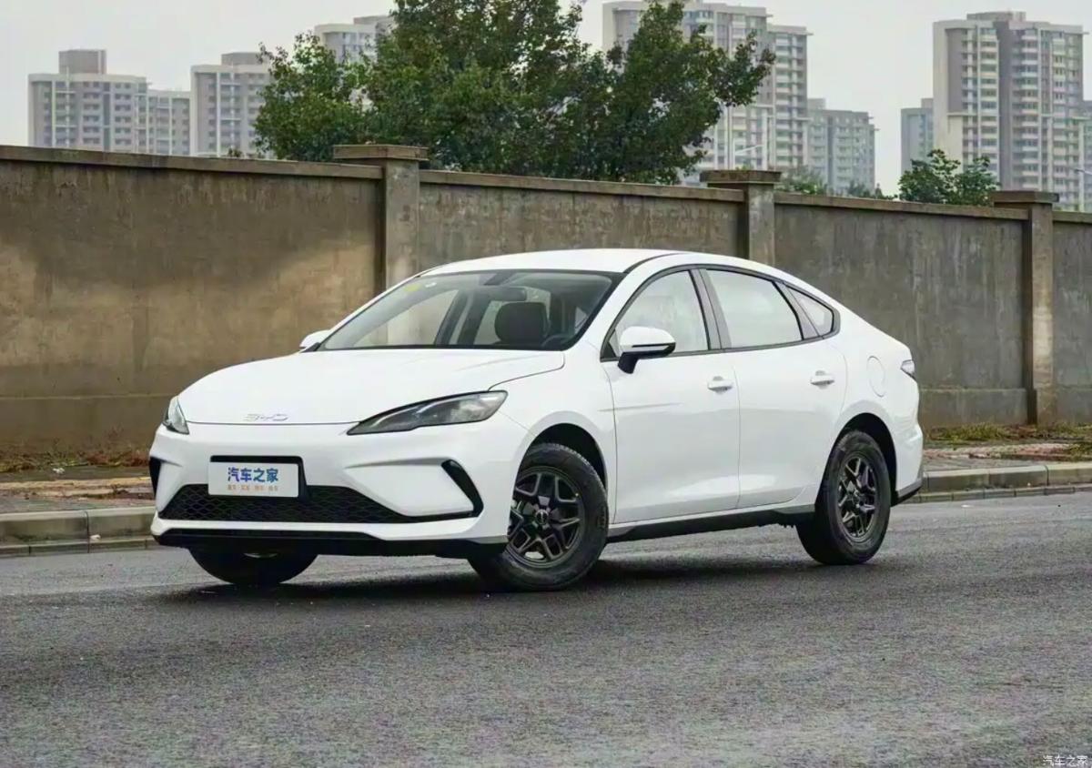 Гибридный седан BYD Seal 05 DM-i обновился: теперь он проезжает больше 