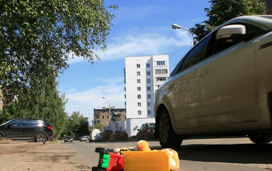 В Новосибирске Женщина сбила ребенка во дворе дома