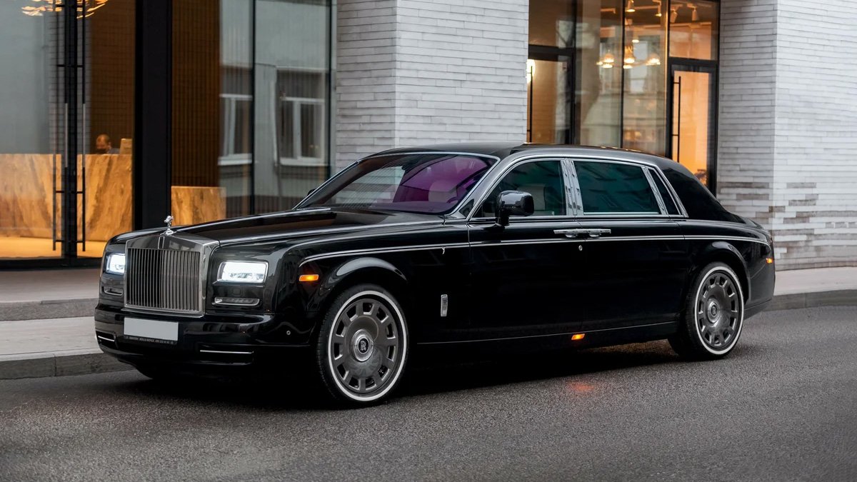 В РФ продается особый Rolls-Royce Phantom с перегородкой