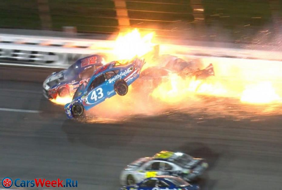 NASCAR: видео аварии с участием трех машин