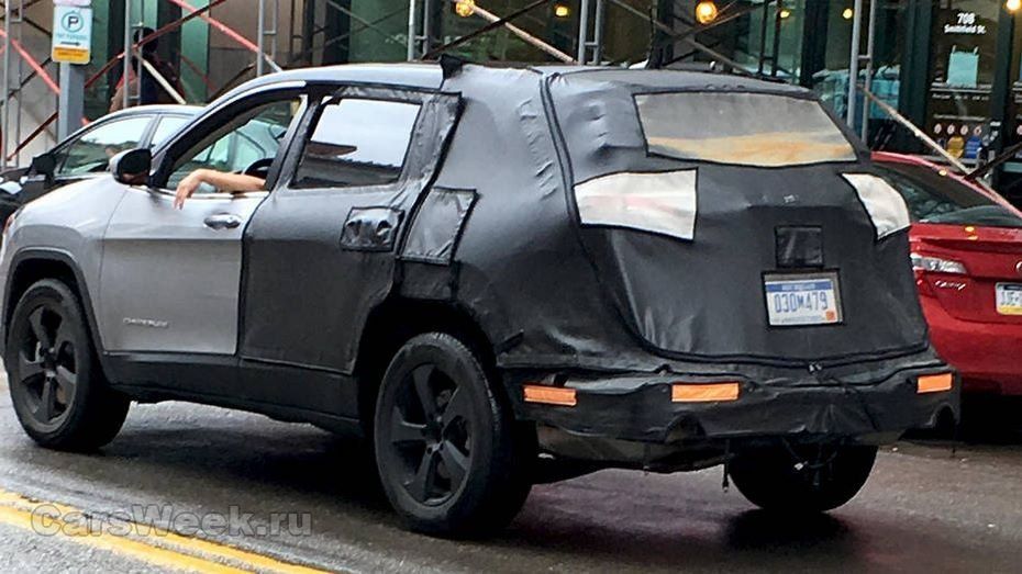 Прохожим был сфотографирован прототип внедорожника, по всей вероятности — это Jeep Cherokee 2018