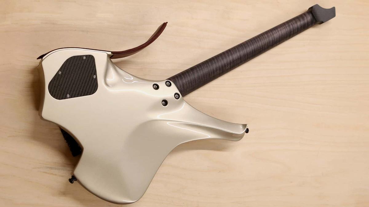 Эта уникальная гитара из кожи и карбона, выполнена в стиле McLaren Speedtail
