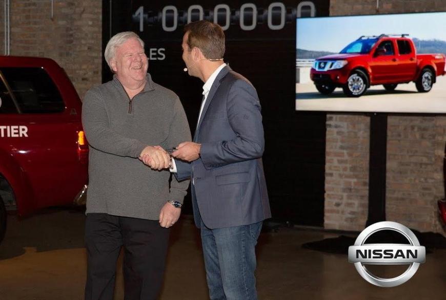 Владельцу пикапа Nissan с миллионным пробегом подарили новый автомобиль 