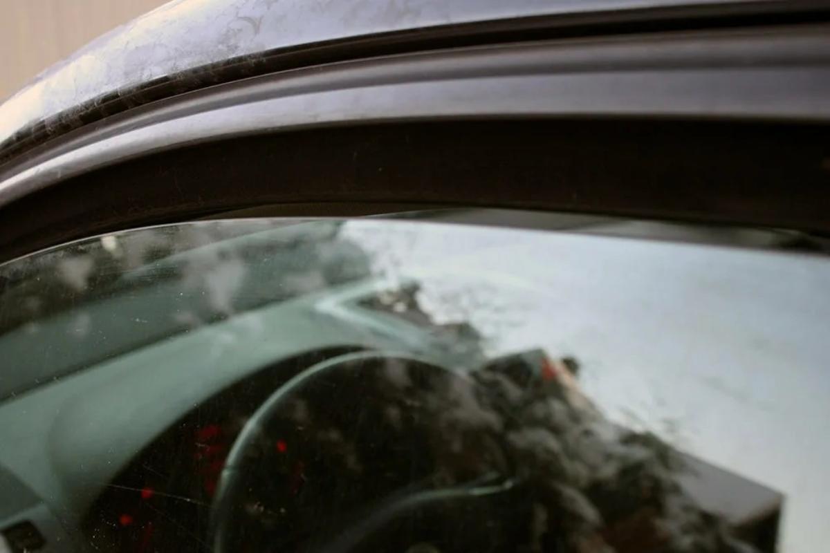 Названы главные опасности езды на автомобиле со спущенными стеклами
