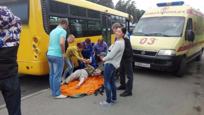 В Железногорске случился трагичный случай, пожилая женщина на ходу выпала из автобуса