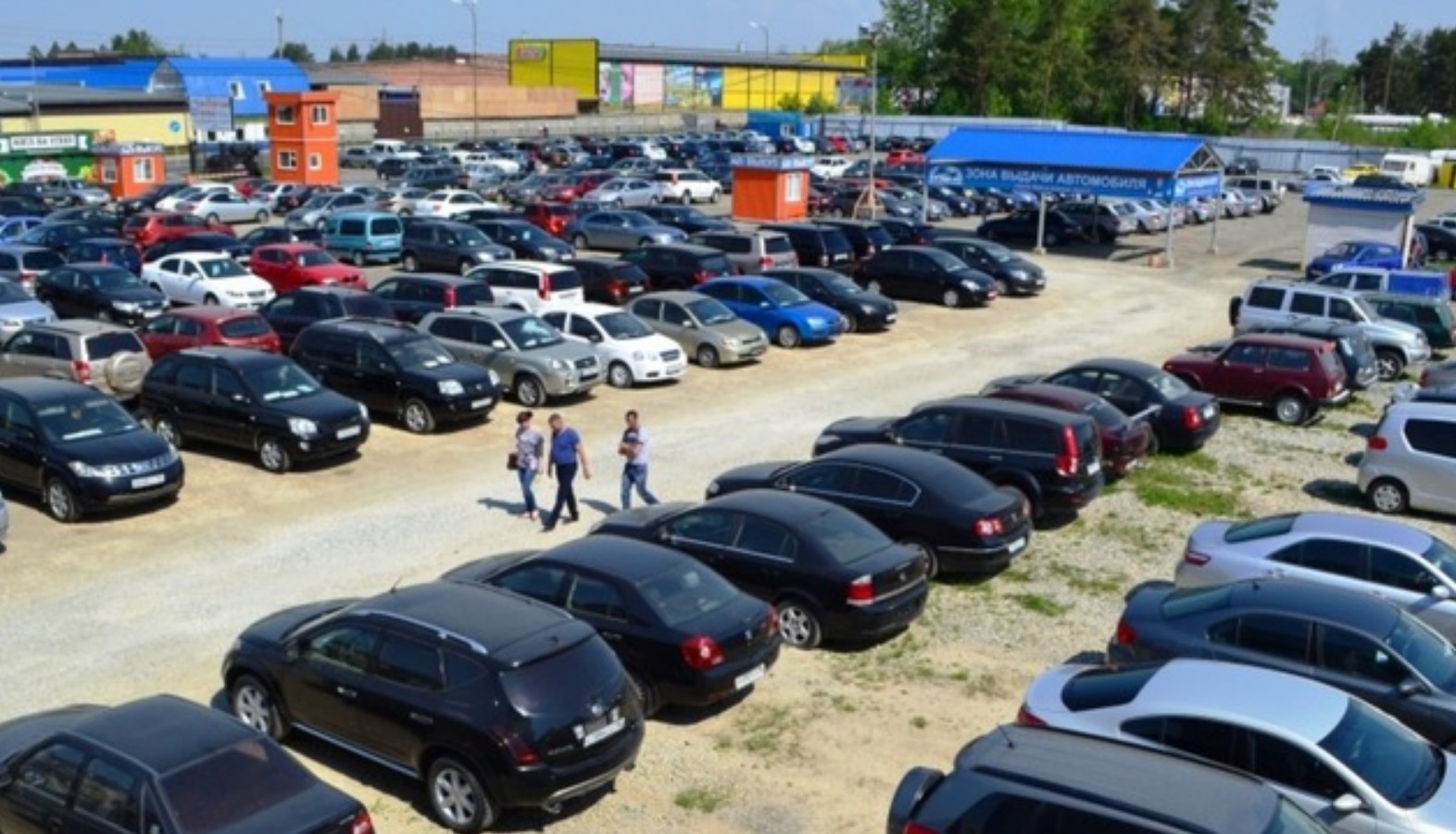 Цены на автомобили в России падают, продажи колеблются, Lada процветает