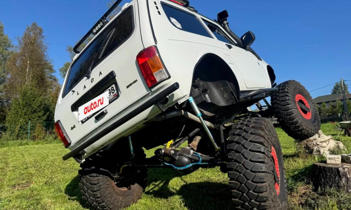 В Петербурге продают единственную в мире «Ниву» с мостами от армейского вездехода Volvo