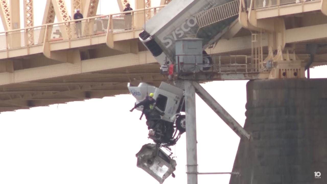 Видеорегистратор запечатлел ужасающий момент, как грузовик с водителем висел над мостом