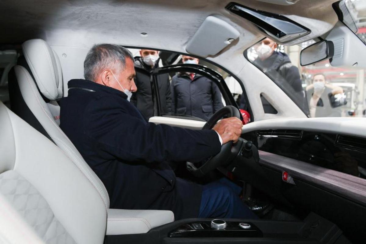 Президент Татарстана решил испытать сити-кар «Кама-1»