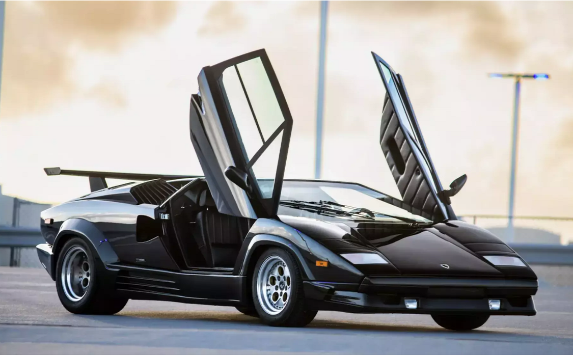 Lamborghini Countach LP 500 известного певца выставили на продажу на аукционе