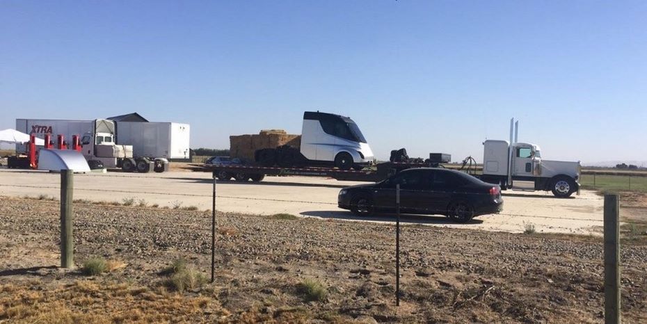 Электрический прототип грузовика Tesla впервые попался на видео