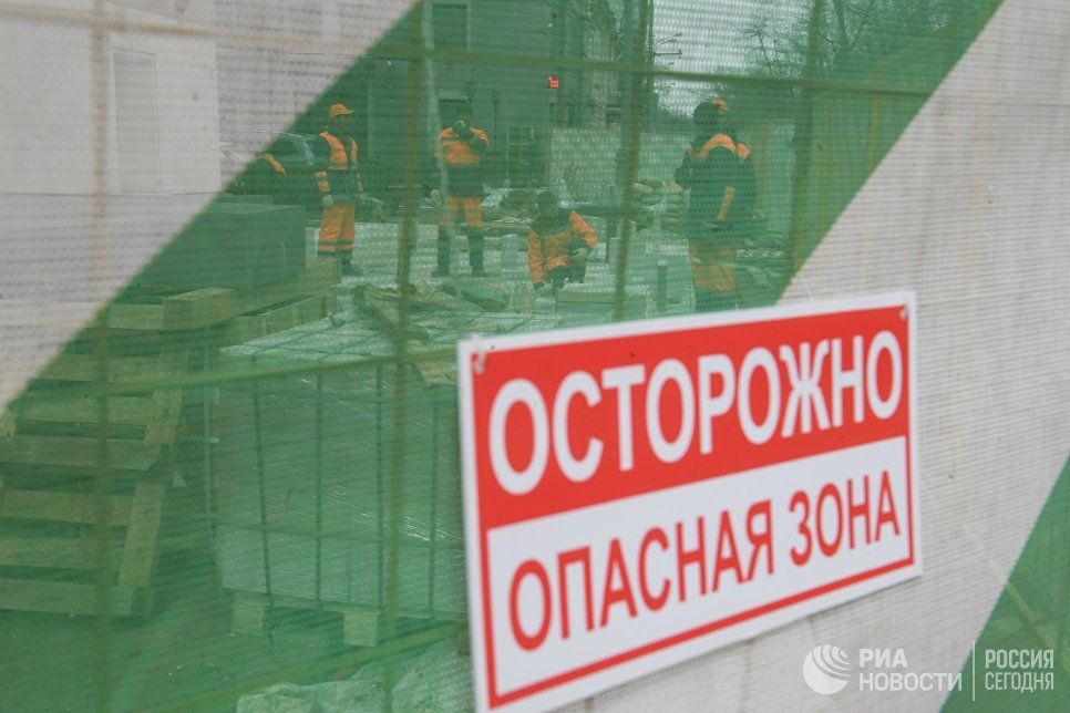 Неприятный инцидент в центре Москвы: туристический автобус провалился под асфальт 