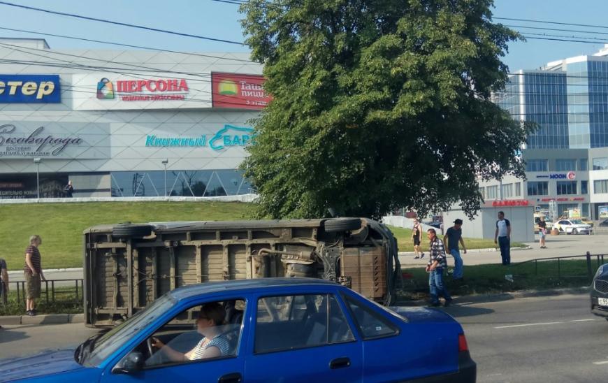 В Рязани возле торгового центра перевернулся автомобиль