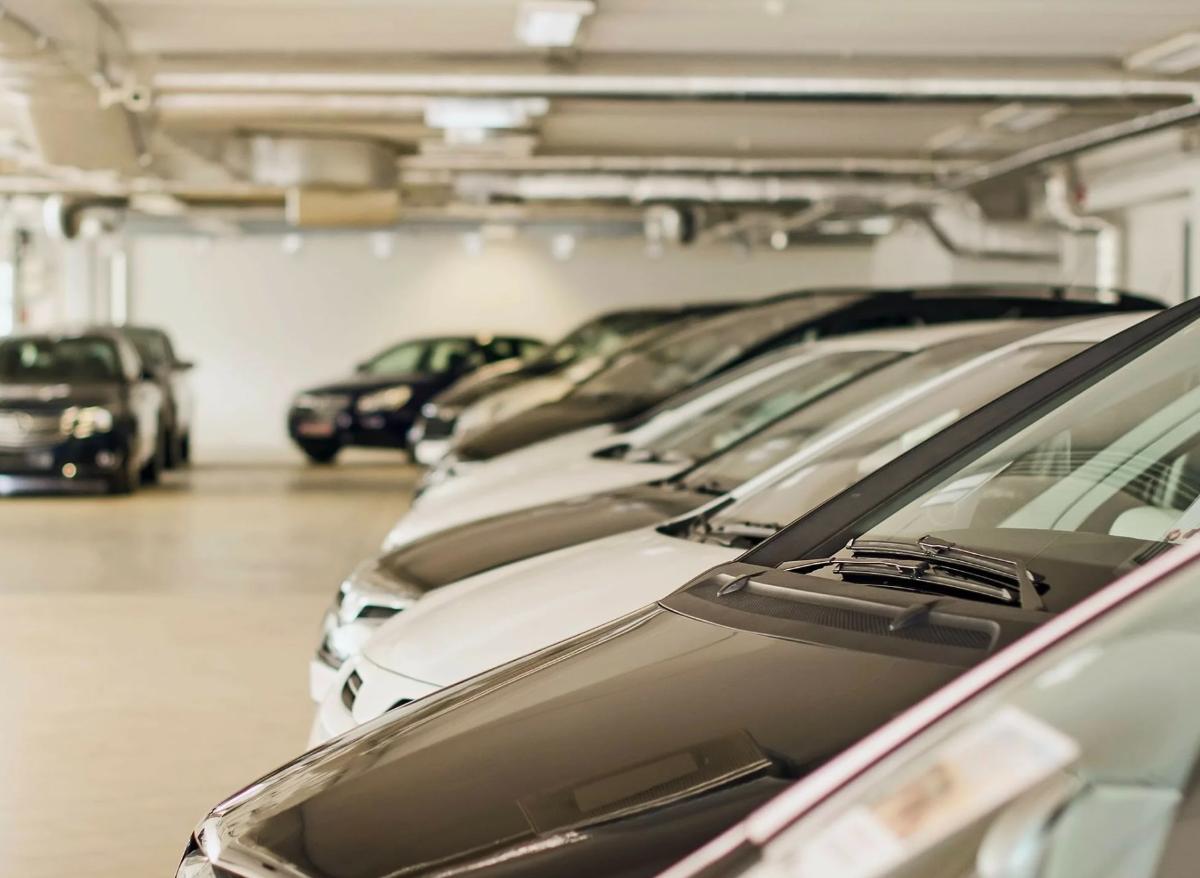 Идут на убыль: стоки новых авто у дилеров в России продолжают сокращаться