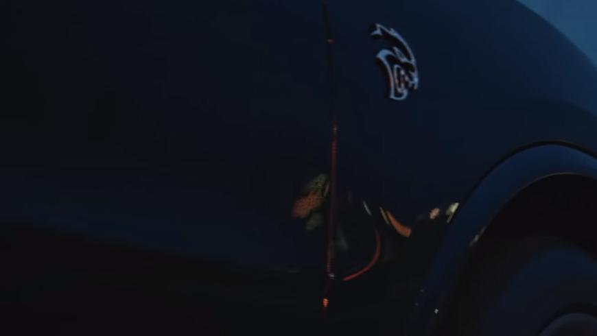 Экстремальный кроссовер Durango SRT Hellcat показали на видео 