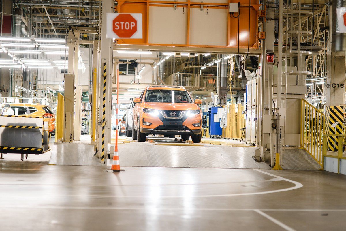 Nissan сокращает производство машин в России
