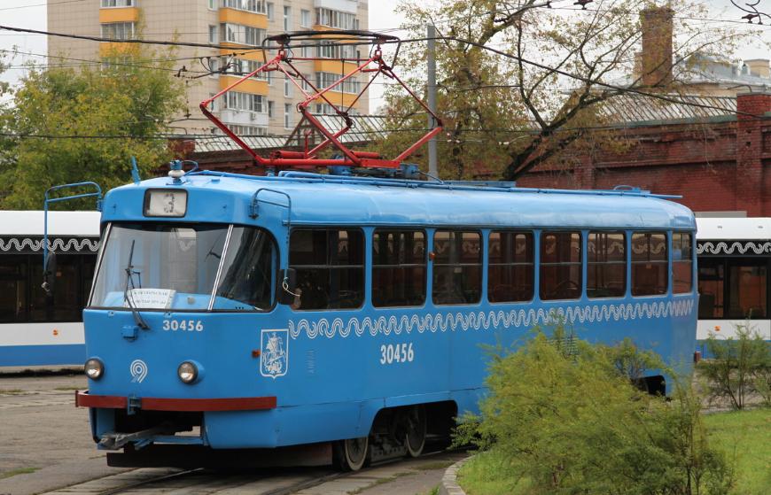 Легковушка спровоцировала ДТП с трамваем в Москве
