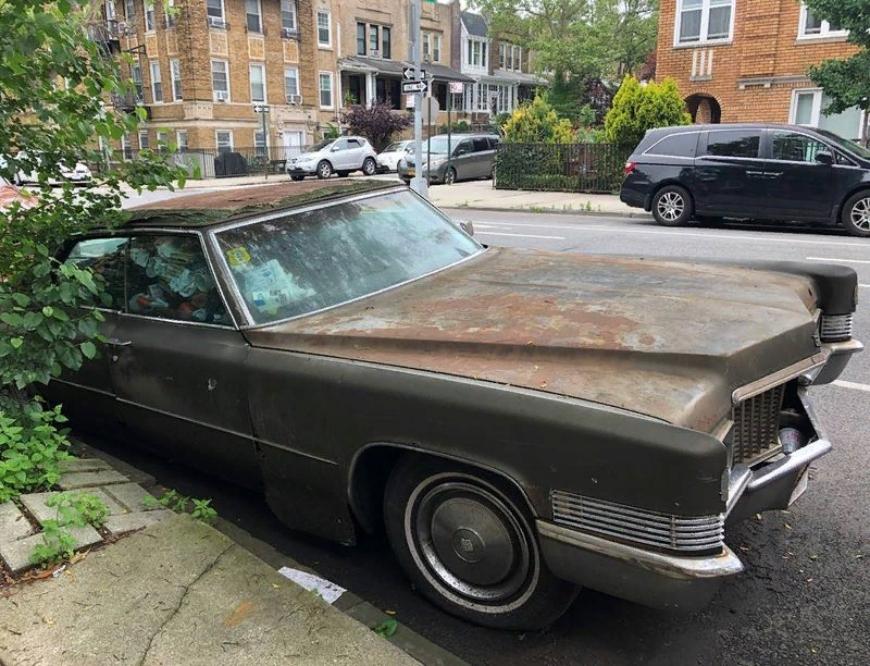 Припаркованный в течение 25 лет Cadillac наконец-то отбуксирован