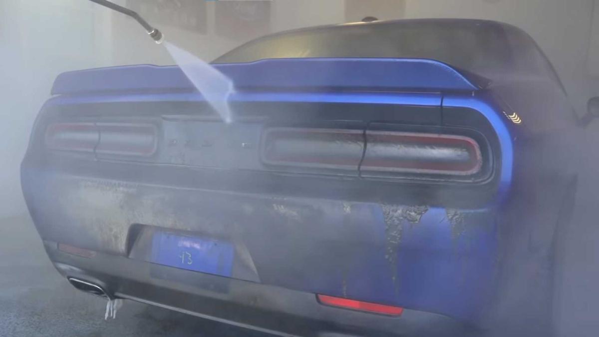 Смотрите, как грязный Dodge Challenger вновь становится чистым и опрятным 