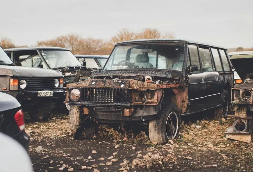 Британский фотограф нашла огромное «кладбище» внедорожников Range Rover