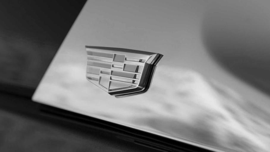 Новый Cadillac Escalade украсят монохромным логотипом