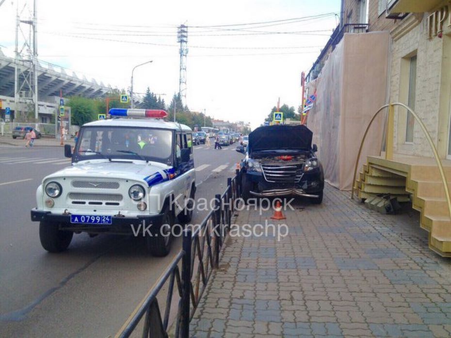 В центре Красноярска водитель сбил пешеходов из-за плохого самочувствия