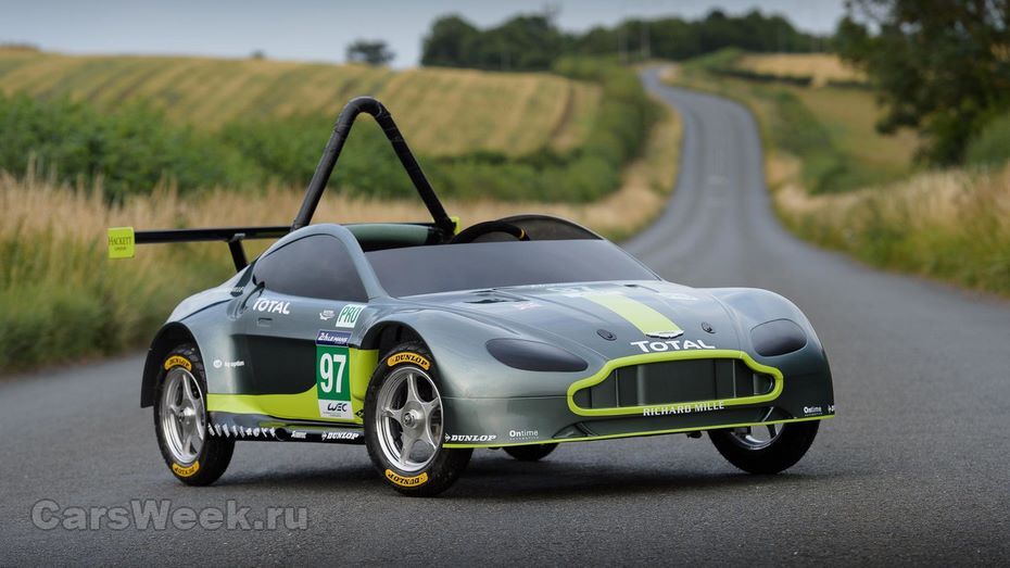 Это новый спортивный автомобиль Aston Martin Race Car