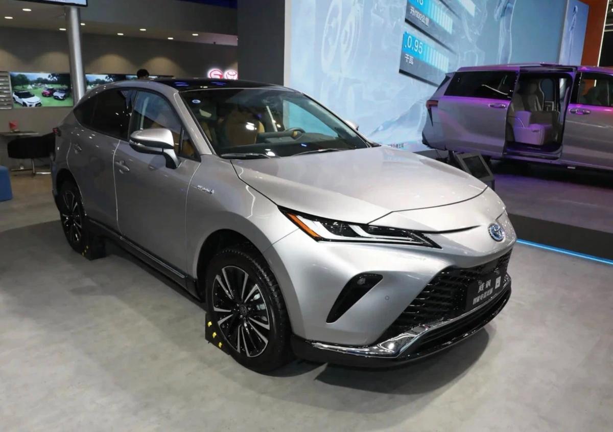 В России продают новое поколение Toyota Venza: цены за год выросли