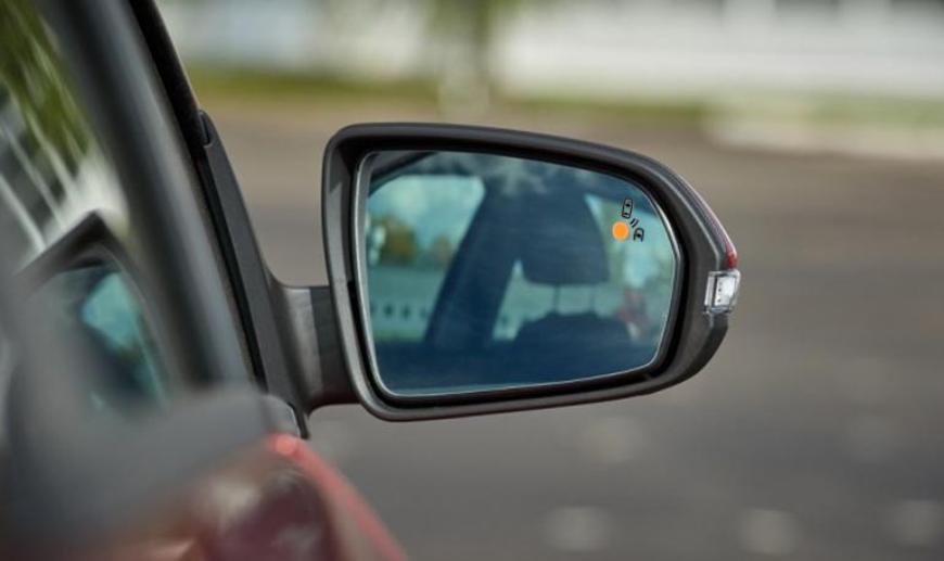 Автомобили Lada Vesta FL могут оснастить системой контроля слепых зон в зеркалах