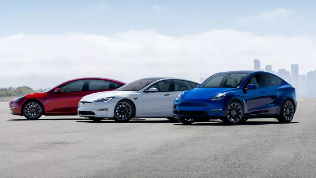 Специалисты Tesla уже тестируют полную бета-версию 11.3 для самостоятельного вождения