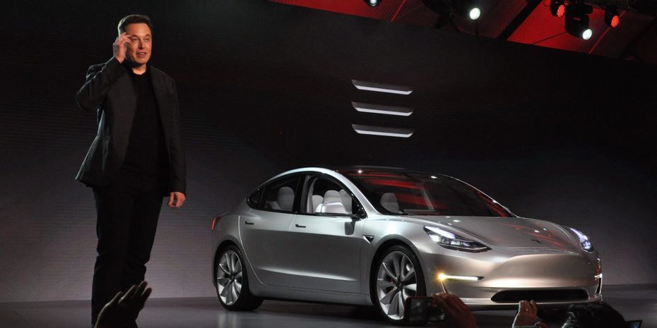 Илон Маск снова перенес презентацию электрического грузовика Tesla