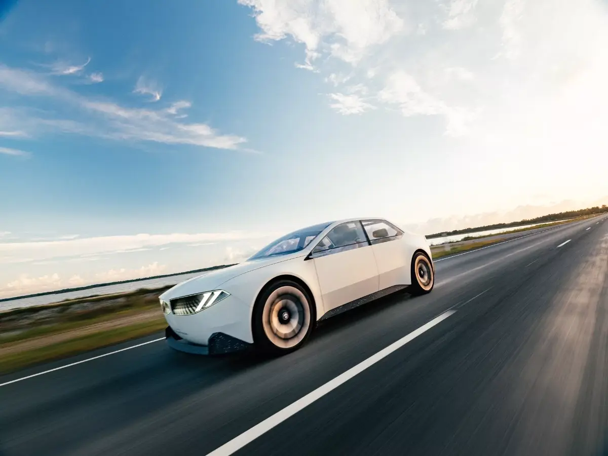 Компания BMW представила кардинально новую 3-серию и это электромобиль