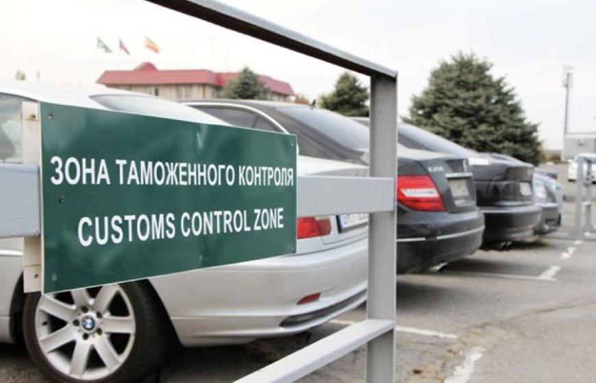 Импорт автомобилей в Россию резко сократился