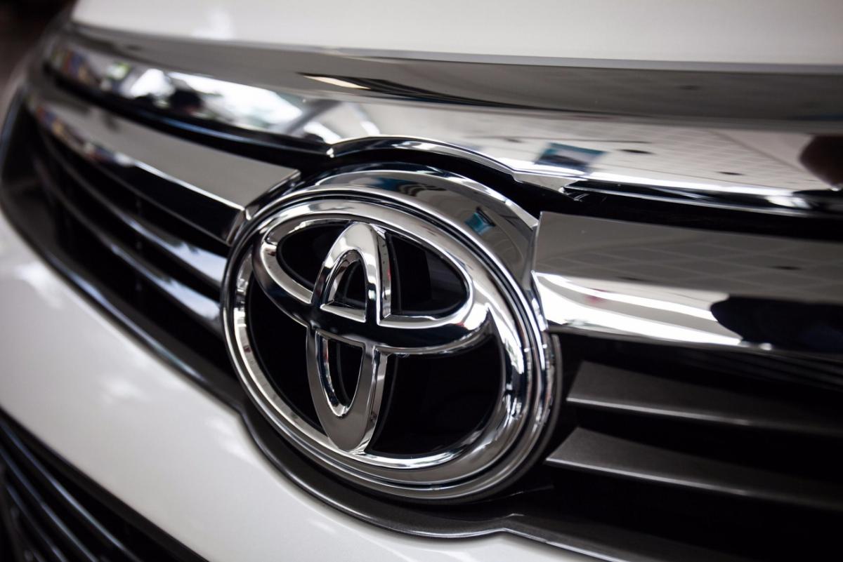 Компания Toyota отзывает в Японии почти 200 тыс. автомашин из-за ошибки в ПО