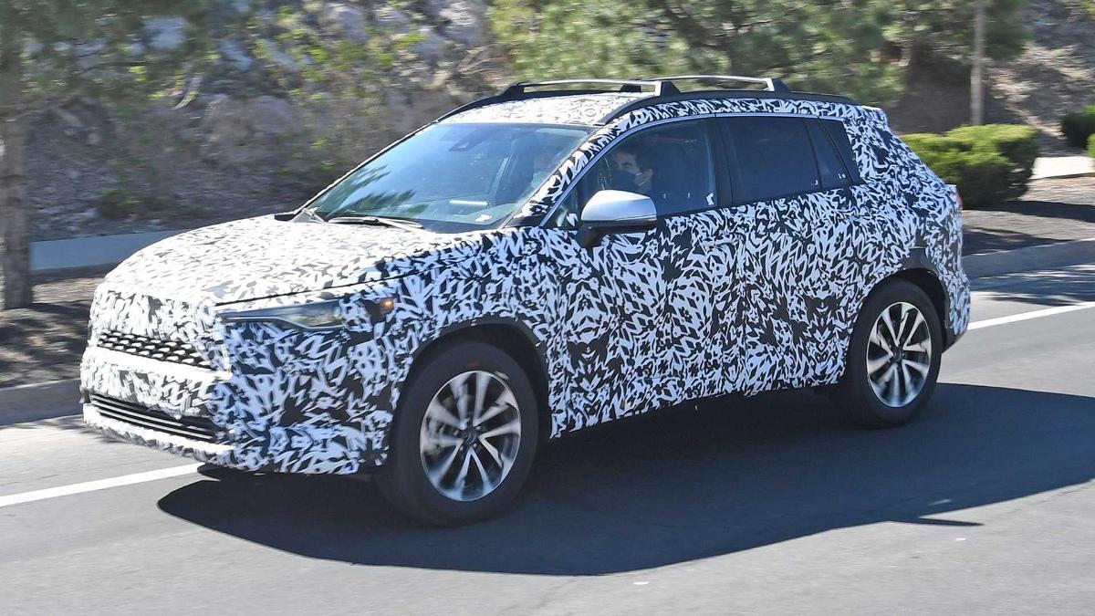 Новый кроссовер Toyota Corolla Cross проходит испытания на дорогах США