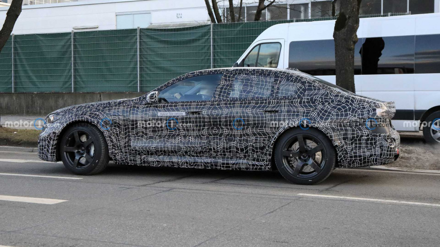 На фото запечатлено гибридное исполнение баварского седана BMW M5 2024 года 