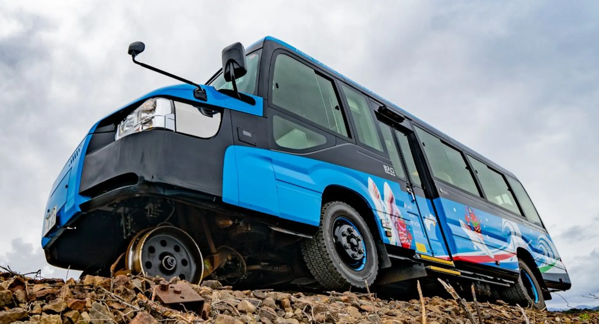 В Японии дебютировал странный автобус, который можно использовать как поезд