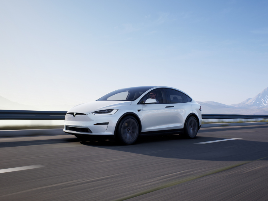 Автомобили Tesla позволяют играть в игры на переднем дисплее прямо во время движения