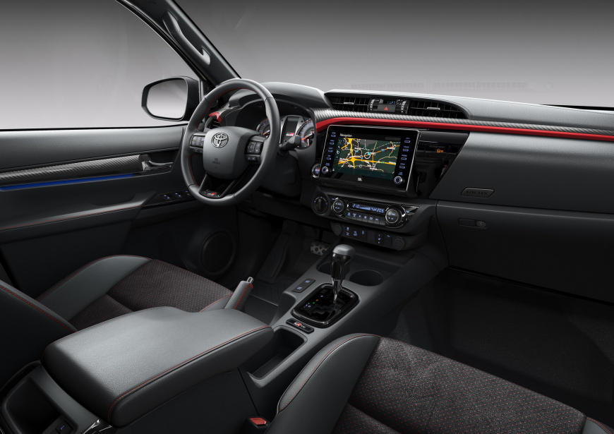 Toyota Hilux GR Sport 2022 года дебютирует в Европе с новым лицом и доработанной подвеской