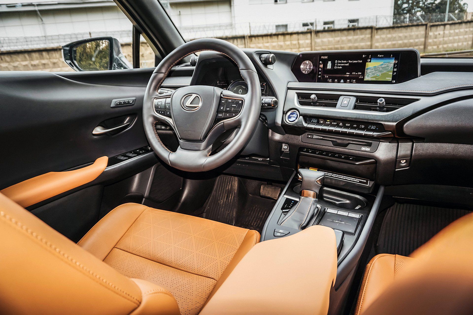 Lexus UX 250h технологичная новинка с гибридной установкой