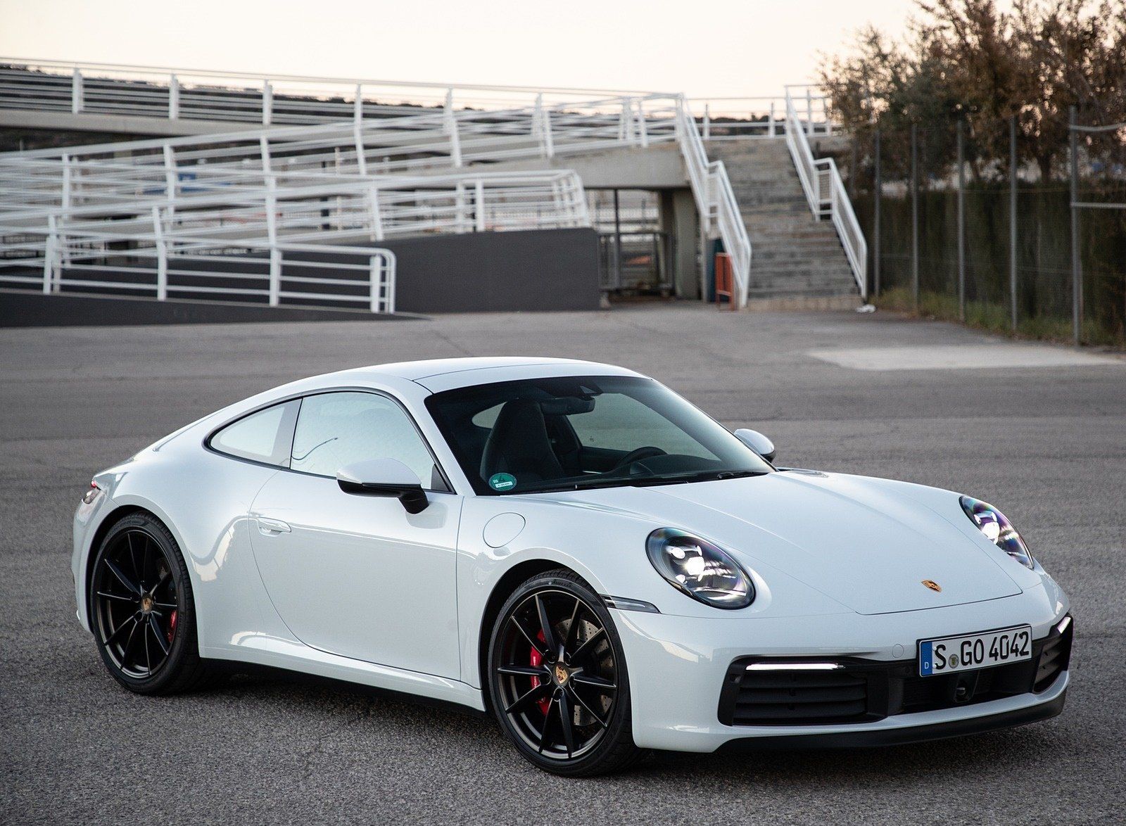 2020-Porsche-911-4S-Color-Carrara-White-Metallic-Front-Three-Quarter-Wallpaper-3.jpg