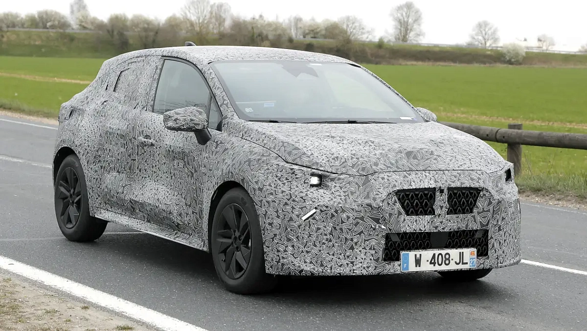 Скоро Renault представит новую версию своего популярнейшего хэтчбека 